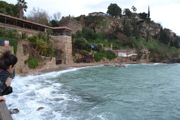 &uuml;za deniz sahile vuran dalgalar antalya kalei&ccedil;i yat limanı