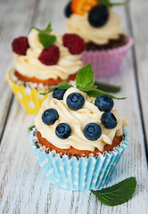 Cupcakes with fresh berries