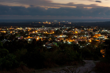 Trinidad /Kuba bei Nacht von einem Berg fotografiert