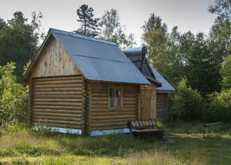 Obraz premium log house in the woods with solar panels on the roof