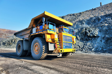 Obraz premium heavy-duty dump truck with iron ore