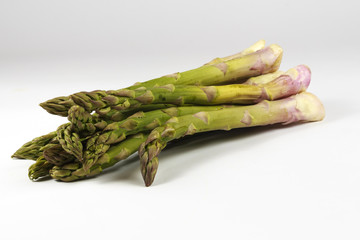 Asparagi su sfondo bianco