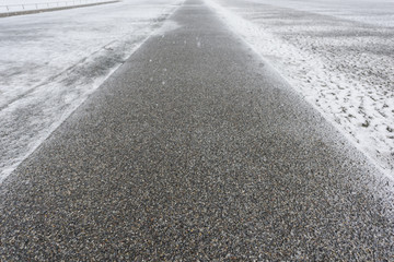 雪が積もり始めた歩道