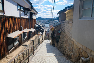 尾道の路地と海