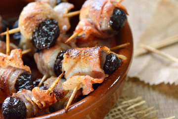 Leckere spanische Tapas: Getrocknete Pflaumen in Speck gerollt und gebraten – Delicious Spanish...