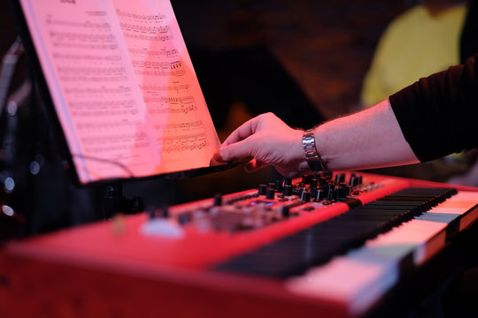 A pianist chooses notes for the performance of a musical work