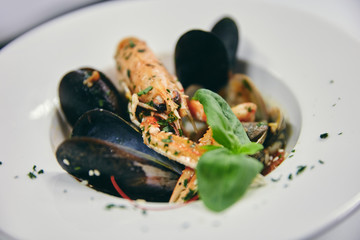 Spaghetti allo scoglio in piatto bianco