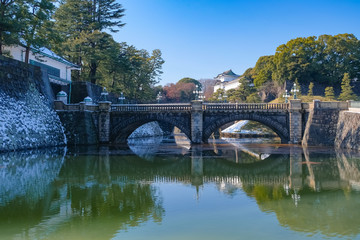 雪の残る皇居、正門石橋