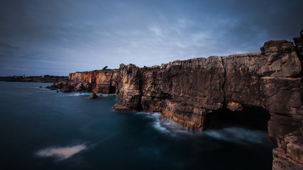 Obraz premium Panoramic view of cliff and sea in the Portuguese coastline. Long exposure