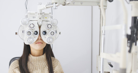 Naklejka premium Asian Woman doing eye test