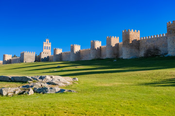 Fototapeta na wymiar スペイン アビラ 城壁とカルメン門