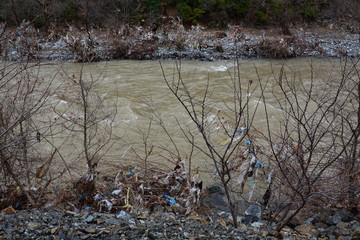 Mülllandschaft am Flußufer