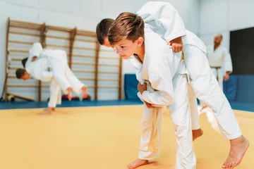 Crédence de cuisine en verre imprimé Arts martiaux Judo pour enfants, jeunes combattants en formation, autodéfense