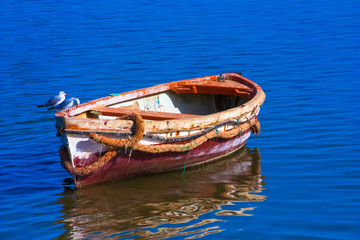 Fototapeta na wymiar barque sur l'eau