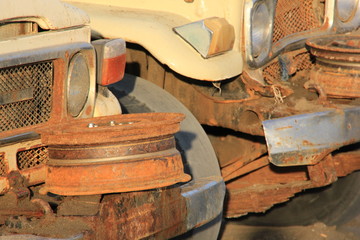 Verrostete Autos am Strand der Vereinigten Arabischen Emirate