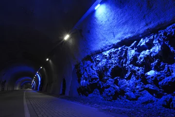 Photo sur Aluminium Tunnel blau beleuchteter Engelnberg-Tunnel auf der Nordbahntrasse - Radweg in Wuppertal