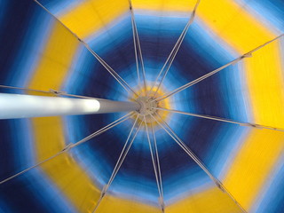 Blue and yellow concentric pattern parasol © MIROSLAVA
