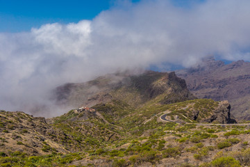 Fototapeta na wymiar Dichte Wolken über dem schroffen Teno-Gebirge auf Teneriffa
