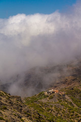 Dunkle Gewitterwolken ziehen über den Hof in den Bergen