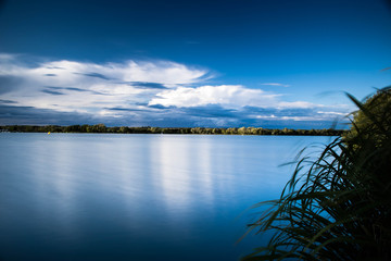 Longue l'eau du lac à l'eau bleu .