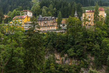 Fototapeta na wymiar Mondäne Hotels oberhalb der Schlucht in Bad Gastein