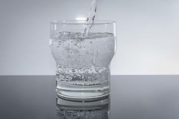 Wasserglas mit sprudel
