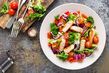 Fototapeten Healthy vegetable salad with grilled chicken breast, fresh lettuce, cherry tomatoes, red onion and pepper © Sea Wave