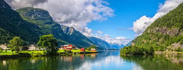 Fotobehang Geweldig uitzicht op de natuur met fjord en bergen. Mooie reflectie. Locatie: Scandinavische bergen, Noorwegen. Artistieke foto. Schoonheid wereld. Het gevoel van volledige vrijheid © olenatur