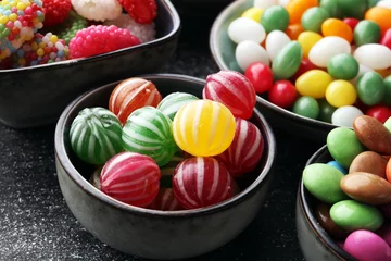 Photo sur Aluminium Bonbons bonbons avec de la gelée et du sucre. gamme colorée de différents bonbons et friandises pour enfants