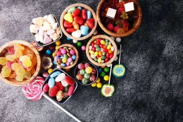 Papier Peint photo autocollant Bonbons bonbons avec de la gelée et du sucre. gamme colorée de différents bonbons et friandises pour enfants