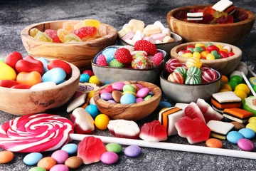 Photo sur Plexiglas Bonbons bonbons avec de la gelée et du sucre. gamme colorée de bonbons et de friandises pour enfants