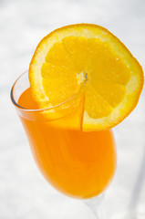 
Fougères with orange juice and orange slices stand on the snow.