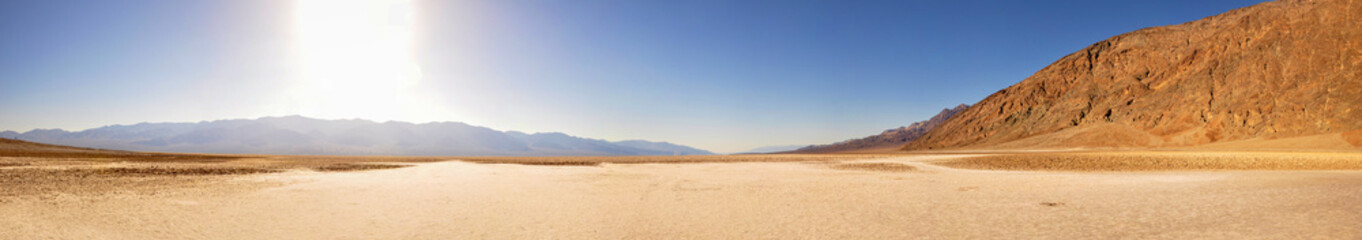 Fototapeta na wymiar Panoramic View in the Desert at th e Bottom of Badwater Bassin