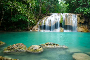 Fototapeten Erawan-Wasserfall im thailändischen Nationalpark © khamkula