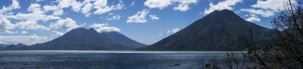 Fototapeta na wymiar Volcan San Pedro et volcan de Atitlán, Guatemala