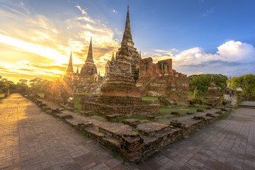 Obraz premium The old temple in Thailand, Phra Nakhon Si Ayutthaya, Thailand
