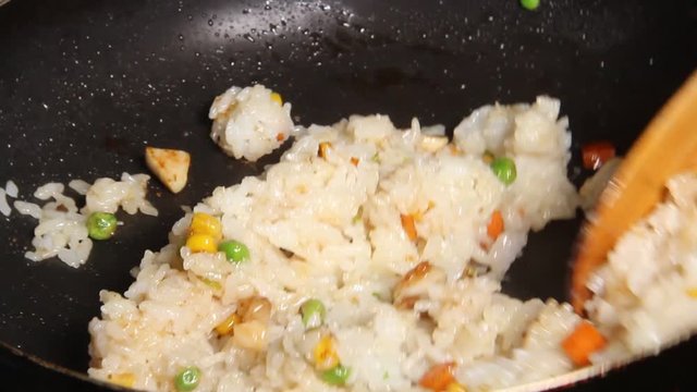 チャーハンを混ぜる