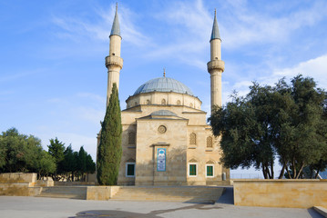Fototapeta na wymiar Mosque in the Shahid Alley on December Day, Baku