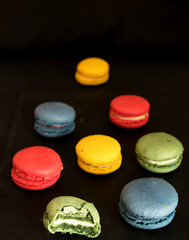 bunte Makronen vor schwarzen Hintergrund
