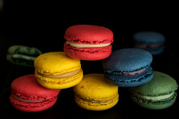 bunte gestapelte Macronen in Nahaufnahme