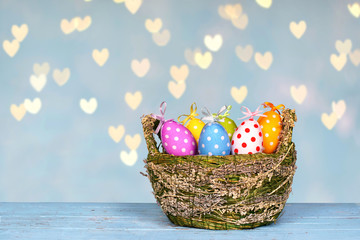 Osterkorb mit bunten Ostereiern