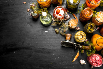 Preserves mushrooms and vegetables with seamer.