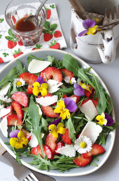 Erdbeer-Rucola-Salat mit marinierten Erdbeeren, Rucola, Parmesan und Essblüten (Hornveilchen und Gänseblümchen)