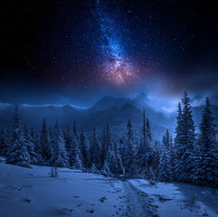 Obraz premium Góry Tatry zimą w nocy i gwiazdy, Polska