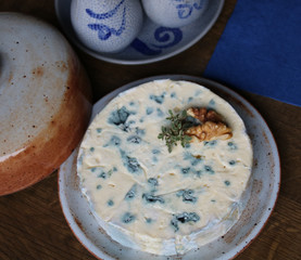 blauschimmelkäse auf einem tisch