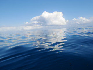 Blue ocean water, horizon line, water connects with the sky, blue sky, white clouds, calm water, calm ocean, Pacific Ocean, Indian ocean, beautiful scenery, the depth of the sea