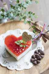 ハート型の苺のレアチーズケーキ