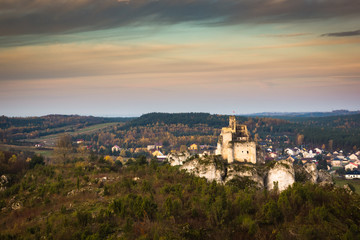 Fototapeta na wymiar Castle in Mirow on the Jura Krakowsko-Czestochowska, Poland