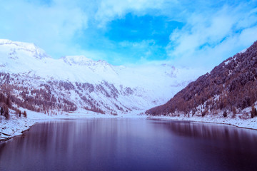 Obraz na płótnie Canvas the Neves lake in the italian alps
