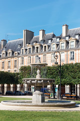 Fontaine de la place des Vosges © hassan bensliman